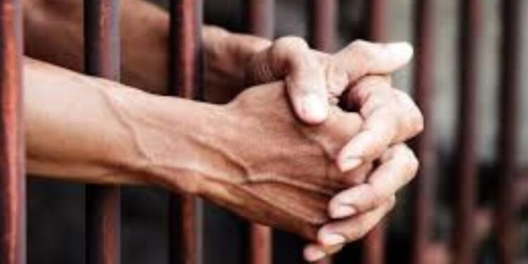 Condenan a 15 años de prisión a agresor sexual de adolescente en San Felipe Tejalápam