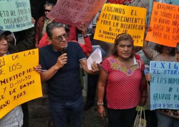 Foto: El Imparcial de Oaxaca // Protesta de la Alianza estatal de jubilados y pensionados frente al edificio sindical de la Sección 22 del magisterio oaxaqueño.