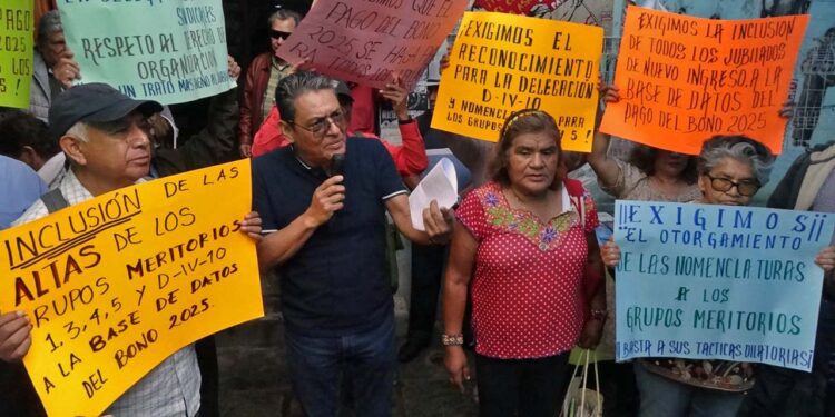 Foto: El Imparcial de Oaxaca // Protesta de la Alianza estatal de jubilados y pensionados frente al edificio sindical de la Sección 22 del magisterio oaxaqueño.