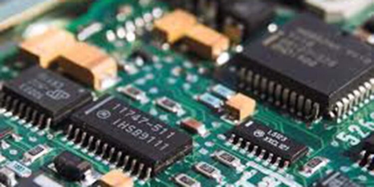 ¿Quién podrá defendernos? Anuncia Trump impuesto de 100% a chips