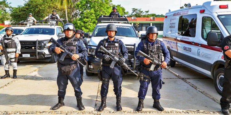 Toman Fiscalía y Defensa y policías control de seguridad en Pinotepa Nacional
