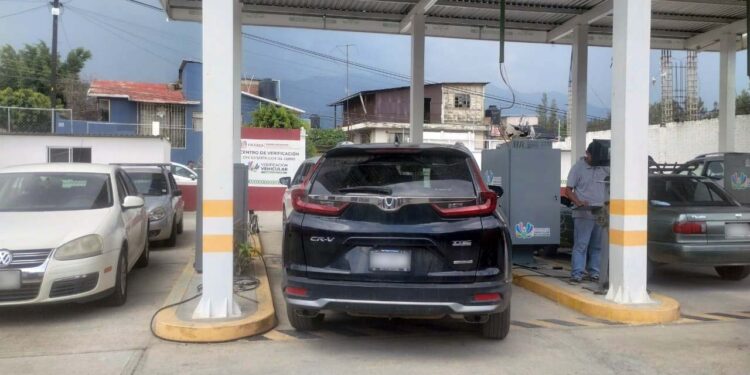 Lleva 5 horas de espera la verificación automotriz