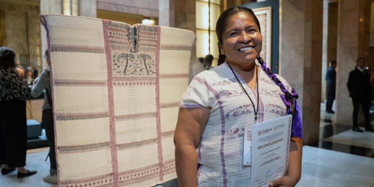 La oaxaqueña Francisca Palafox Herrán gana el máximo galardón del Concurso Nacional “Grandes Maestras y Maestros Artesanos"