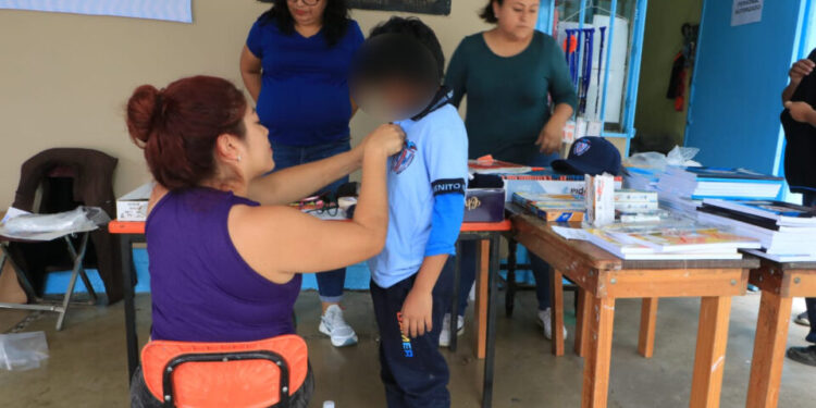 Uniformes ¡ya depositaron!; pero tortuosa espera para cobrar