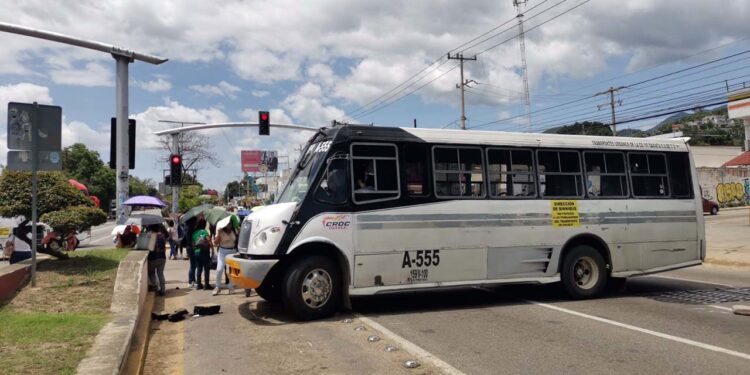 Tras cinco horas de bloqueo sobre la Carretera Federal 190, los manifestantes acordaron asistir a una mesa de diálogo.