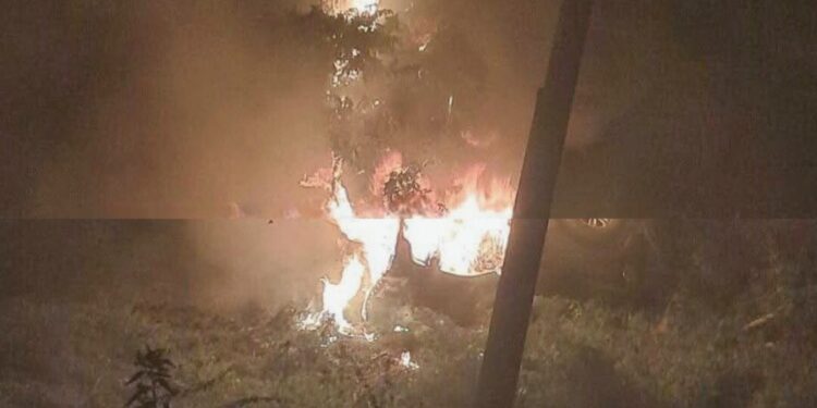 ¡Ataque salvaje en el Istmo! Dos vehículos incendiados y un cadáver calcinado en Carretera Federal 190