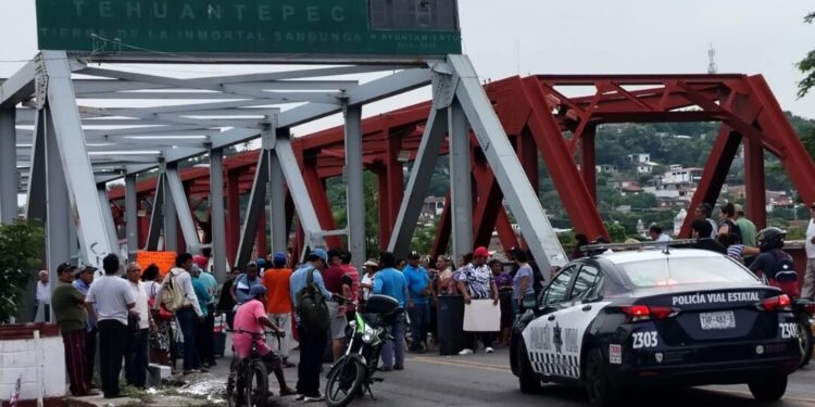 Bloqueo en Puente de Fierro por crisis de agua en El Barrio de la Soledad en Tehuantepec