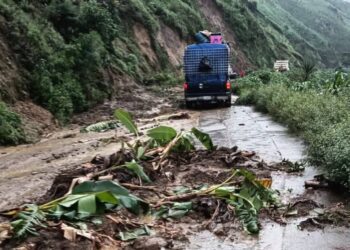Lluvias provocan derrumbes en la carretera a San Agustín Loxicha; tránsito en riesgo