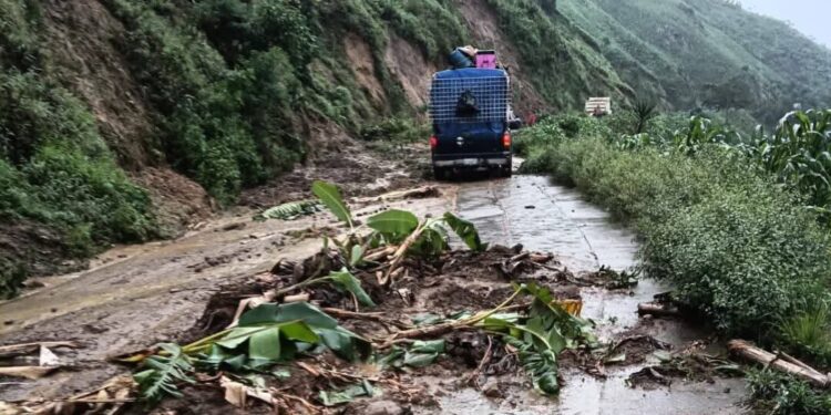 Lluvias provocan derrumbes en la carretera a San Agustín Loxicha; tránsito en riesgo