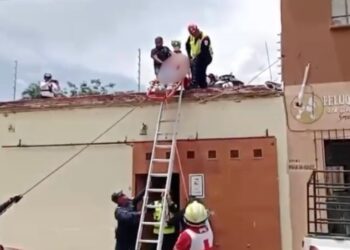 ¡Grave caída de trabajador en Oaxaca! Se desploma desde segundo piso al instalar aire acondicionado
