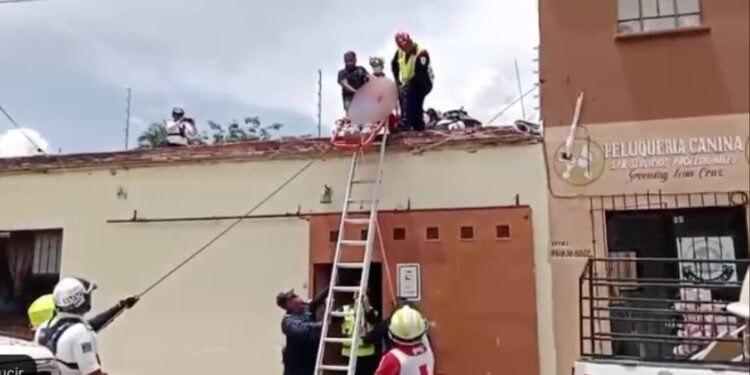 ¡Grave caída de trabajador en Oaxaca! Se desploma desde segundo piso al instalar aire acondicionado