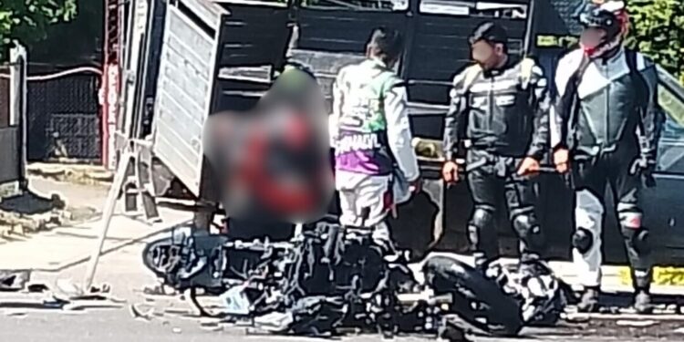 ¡Biker muere al incrustarse en camioneta! Tragedia en la Carretera 190 sacude a Tlacolula