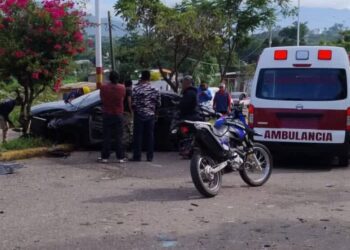 ¡Fuerte accidente en Cuilápam! Conductora pierde el control y choca contra objeto fijo