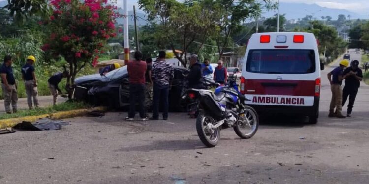 ¡Fuerte accidente en Cuilápam! Conductora pierde el control y choca contra objeto fijo