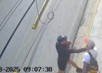 VIDEO “¡Cobarde agresión! Ciclista tira a puñetazos a peatón en la vía pública”