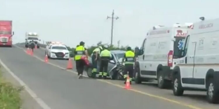 ¡Fatal accidente en la Cristóbal Colón! Camioneta se estrella cerca del penal de Tehuantepec