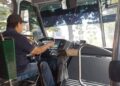 El conductor del trasporte urbano arrancó bruscamente tirando al adulto mayor.