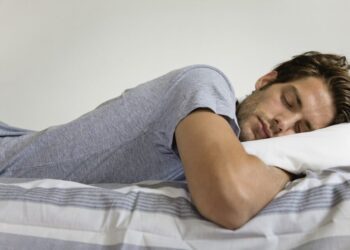 Dormir mal podría afectar áreas cerebrales vinculadas al Alzheimer
