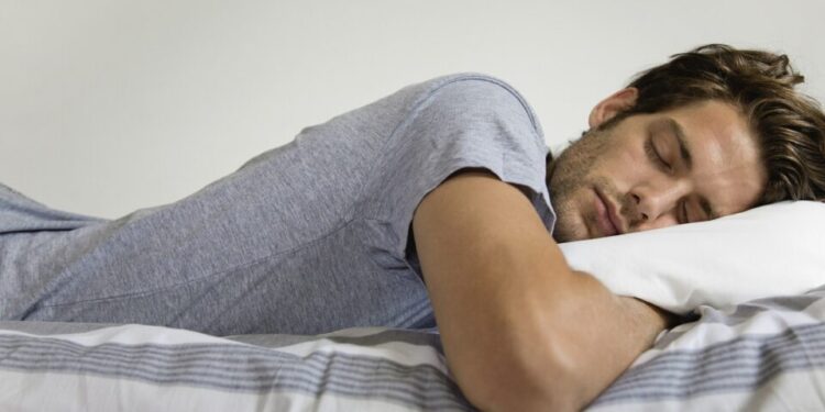 Dormir mal podría afectar áreas cerebrales vinculadas al Alzheimer