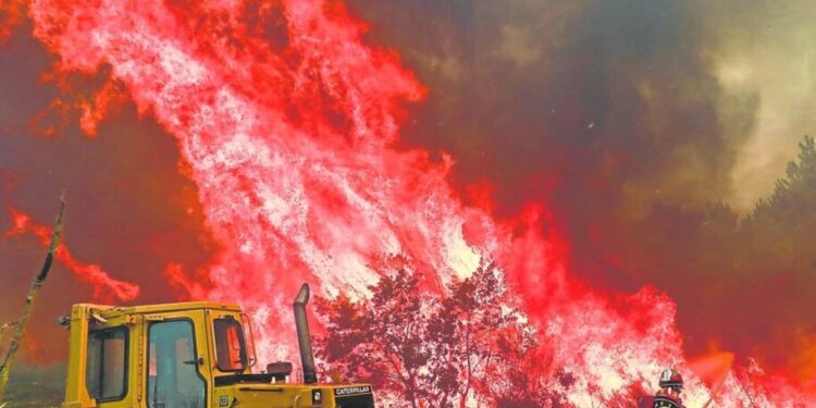 Grecia, Portugal, Turquía, Albania y España continúan este miércoles la lucha contra violentos incendios forestales.