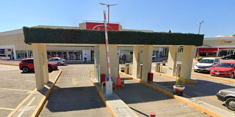 Foto: Google Maps // asta el momento se desconocer la aplicación de sanciones a estas plazas comerciales y tiendas por el cobro de los estacionamientos.