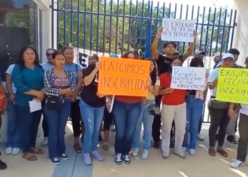 Padres de nuevo ingreso exigen inscripciones en la Normal del Istmo: “Nuestros hijos no pueden esperar”