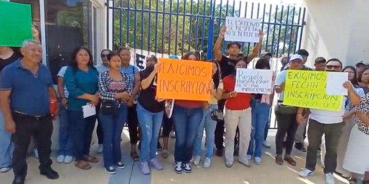 Padres de nuevo ingreso exigen inscripciones en la Normal del Istmo: “Nuestros hijos no pueden esperar”