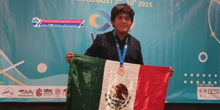 El genio oaxaqueño que desafió a miles y triunfó en mundial de matemáticas en Bali