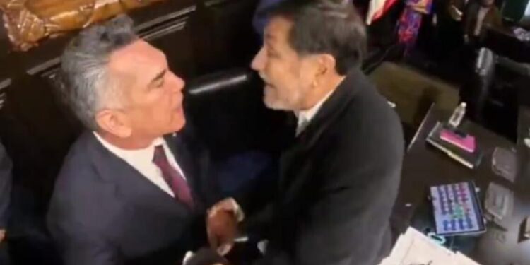 VIDEO| Revela video que Noroña lanza primer golpe, Alito contiene agresión