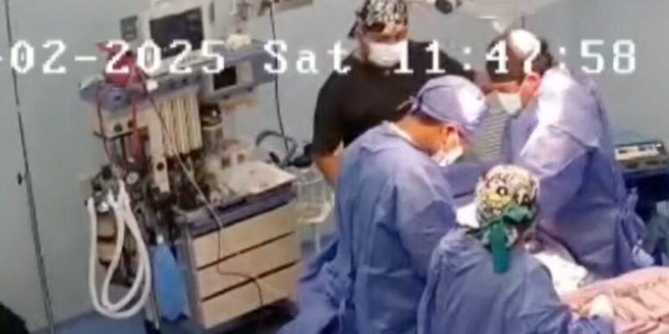 ¡Sismo sorprende quirófano en Oaxaca! Personal médico continúa cirugía sin moverse