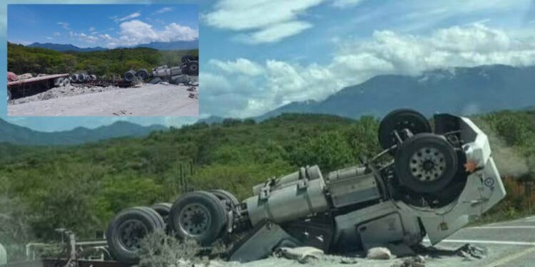 ¡Falla mecánica provoca vuelco de tráiler en la carretera 190! Dos personas resultan heridas