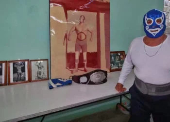 Enrique Diaz Moreno alias “EL MONARCA”, en su sala de trofeos.
