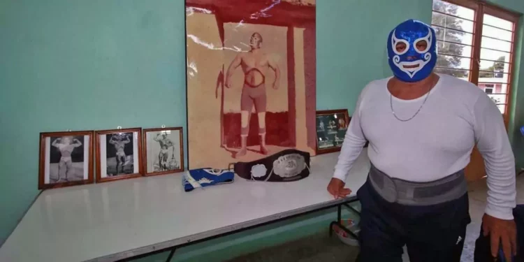 Enrique Diaz Moreno alias “EL MONARCA”, en su sala de trofeos.