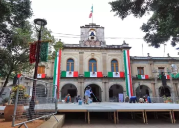 Foto: Adrián Gaytán // Alistan el escenario para la ceremonia del Grito, en Palacio de Gobierno.