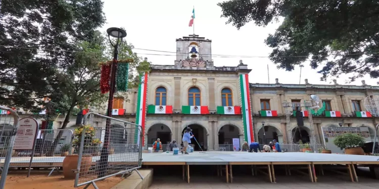 Foto: Adrián Gaytán // Alistan el escenario para la ceremonia del Grito, en Palacio de Gobierno.