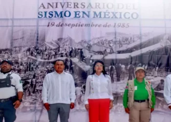 Autoridades de Huajuapan izaron la bandera a media asta en memoria de las víctimas de los sismos del 19 de septiembre, como parte del macrosimulacro nacional 2025.