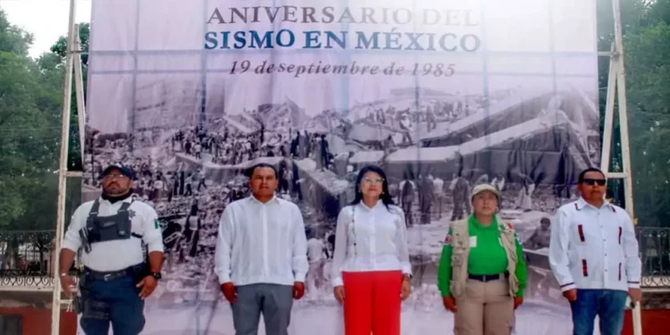Autoridades de Huajuapan izaron la bandera a media asta en memoria de las víctimas de los sismos del 19 de septiembre, como parte del macrosimulacro nacional 2025.