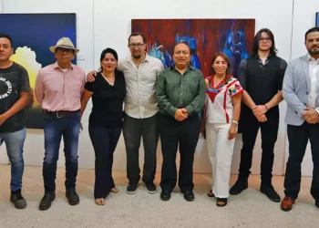 Autoridades de la UABJO y artistas participantes en el corte de listón de la exposición colectiva.