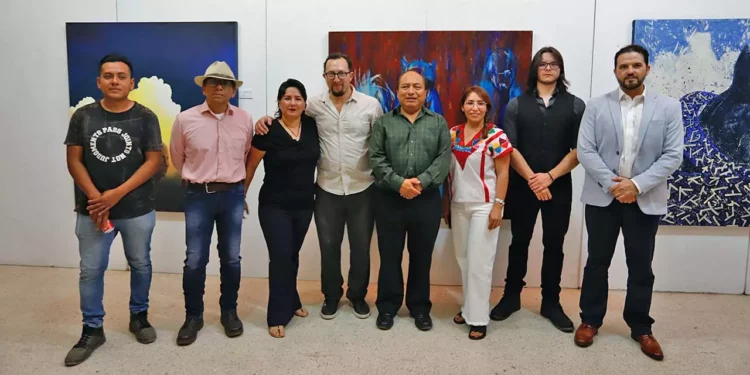 Autoridades de la UABJO y artistas participantes en el corte de listón de la exposición colectiva.