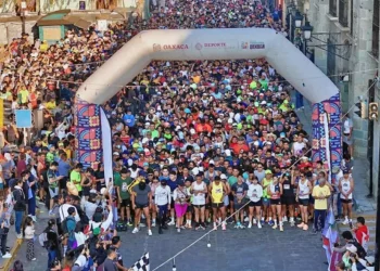 La carrera atlética Viva México recorrió diversas calles de la ciudad de Oaxaca.