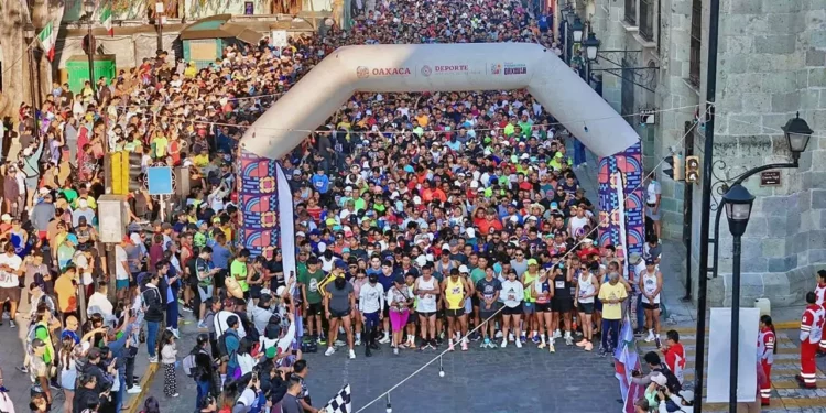 La carrera atlética Viva México recorrió diversas calles de la ciudad de Oaxaca.