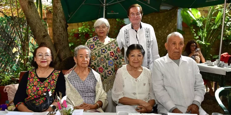 Fotos: Rubén Morales // Egresados del Centro Regional de Enseñanza Normal de Oaxaca, generación 1970, celebraron 55 años de trayectoria en un emotivo reencuentro.