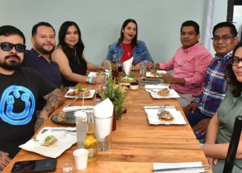 El Lic. Leo Jarquín con amigos