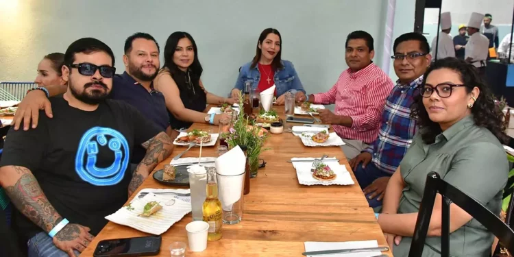 El Lic. Leo Jarquín con amigos