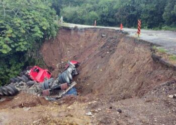 El tráiler terminó con las llantas hacia arriba en el fondo del barranco.