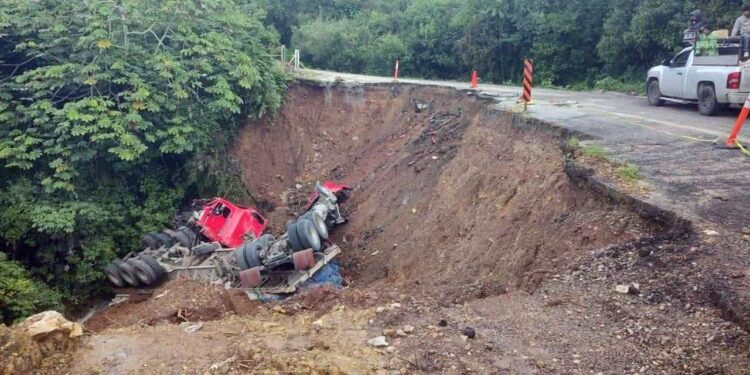 El tráiler terminó con las llantas hacia arriba en el fondo del barranco.