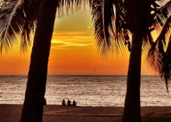 Fotos: Omar Maya // El atardecer en Puerto Escondido, un espectáculo natural que cautiva a visitantes y locales.