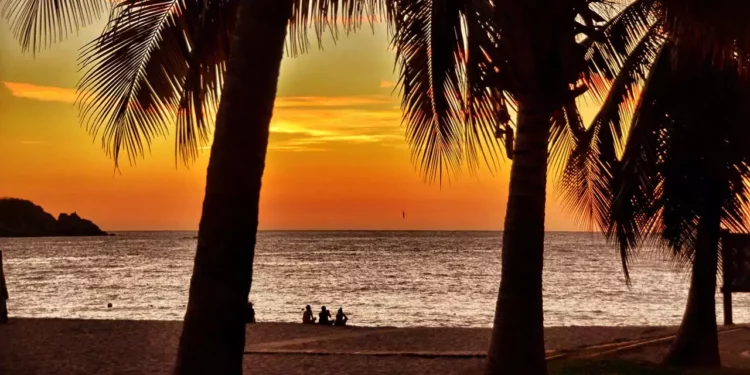 Fotos: Omar Maya // El atardecer en Puerto Escondido, un espectáculo natural que cautiva a visitantes y locales.