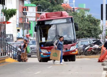 Fotos: Adrián Gaytán // El desuso que los carriles reservados para el El BinniBus acostumbró a los peatones a transitar por los espacios que ahora emplea el sistema de transporte.