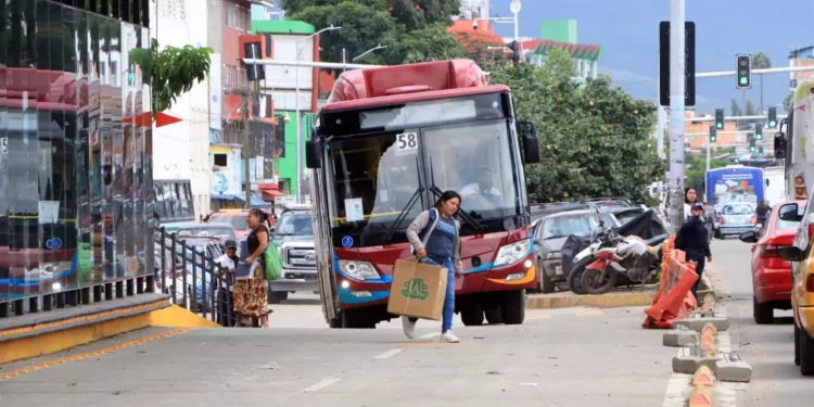 Fotos: Adrián Gaytán // El desuso que los carriles reservados para el El BinniBus acostumbró a los peatones a transitar por los espacios que ahora emplea el sistema de transporte.